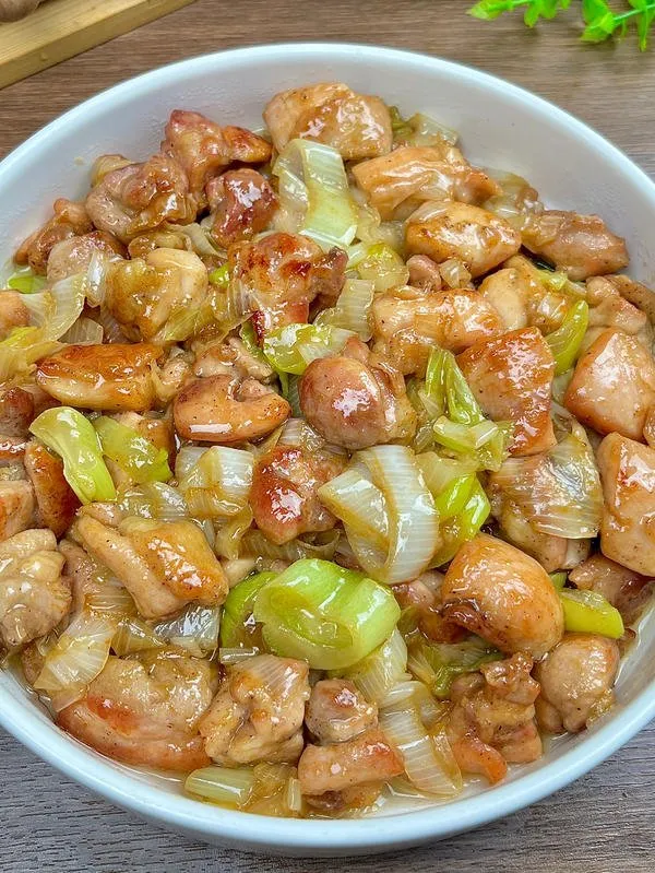 葱烧鸡腿肉 用料 · 鸡腿（4个） 步骤 步骤1/9：四个鸡腿肉切丁加一勺料酒。 步骤2/9：加点盐和黑胡椒粉。 步骤3/9：一勺淀粉。